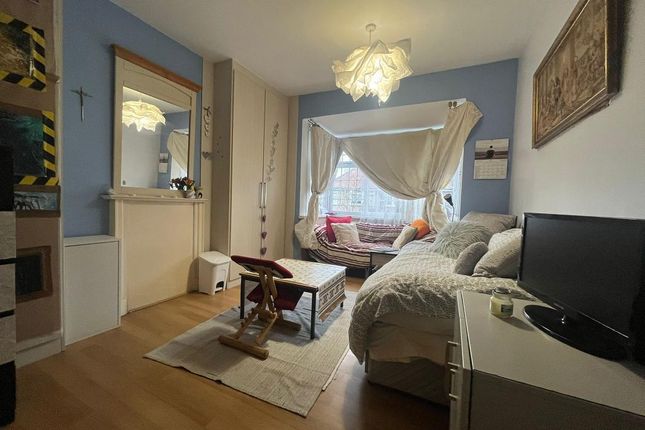 24, The Approach, London photo 3