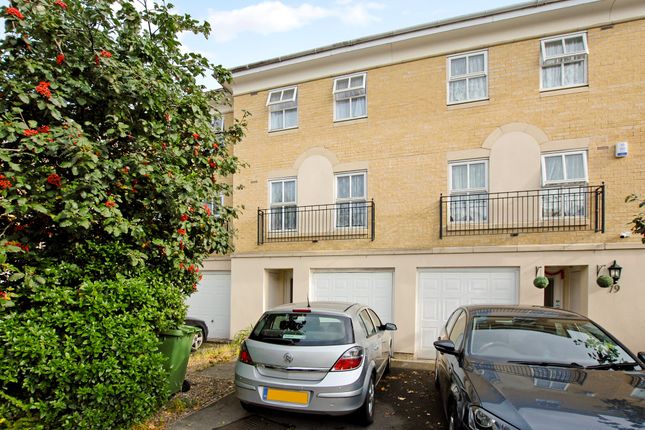 Town house for sale in Hurworth Avenue, Slough