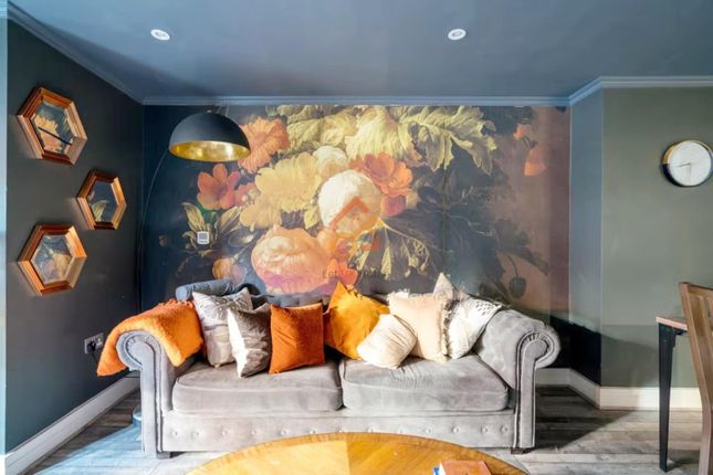 Flat 2, Jubilee Mansions, 225 Greyhound Road, London photo 4