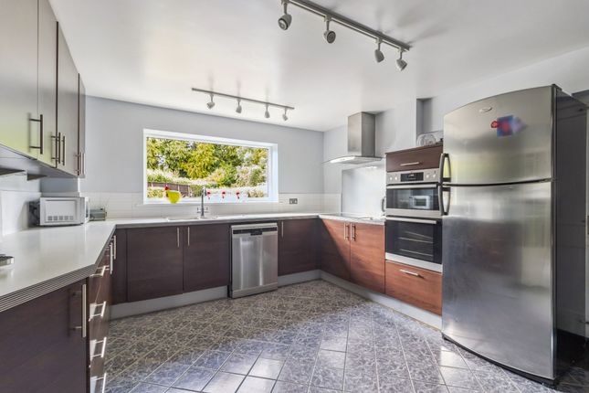 24 Parkfield Avenue, Amersham photo 4