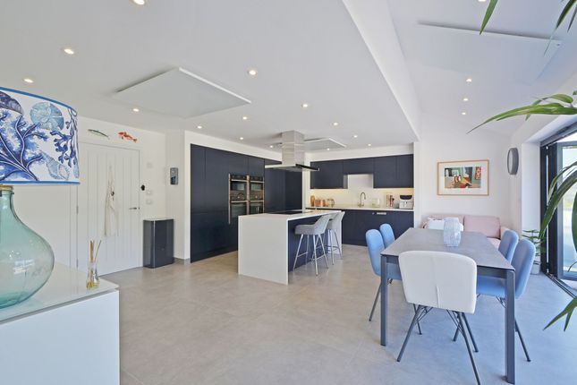 2 Orion Gardens, Redruth photo 2