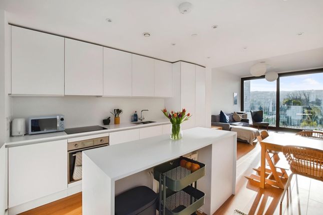 2-bed flat on 633, Copper Building, Lake Shore Drive, Bristol, £240,000