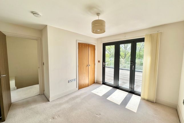 3, Millbank Close, Farnham photo 3