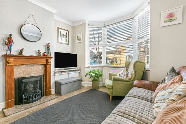 13, Chestnut Grove, Surrey photo 2