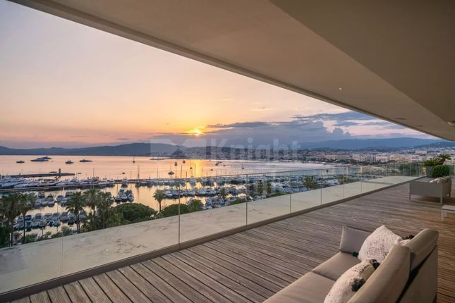 Duplex for sale in Cannes, 06400, France