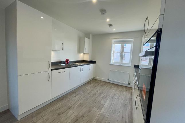 13, Furrows Avenue, Nottingham photo 2