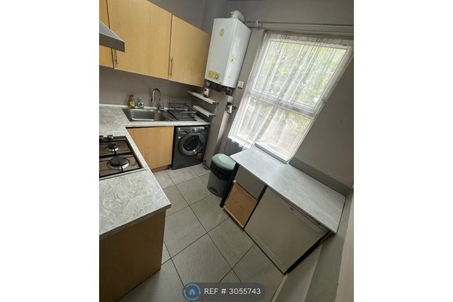 Flat, Oaks Court Cann Hall Road, London photo 4