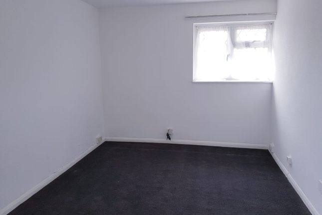 End terrace house for sale in Knolton Way, Slough
