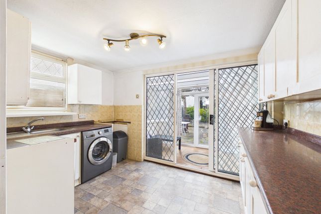 12, Clyde Crescent, Gloucestershire photo 3