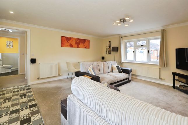 6, Tutors Way, Kidderminster photo 3