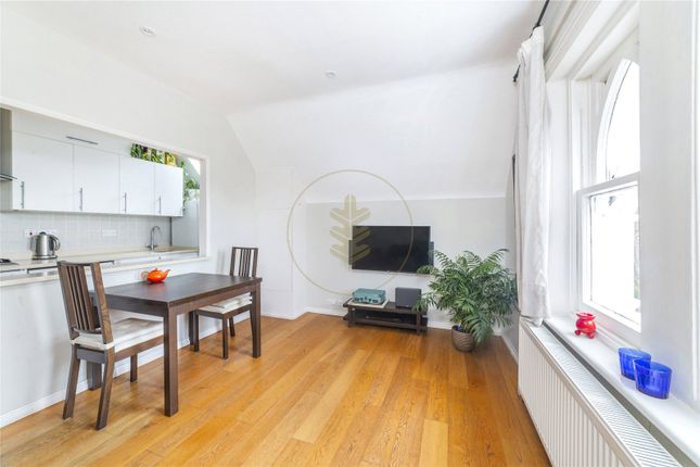 Flat to rent in Woodchurch Road, South Hampstead, London