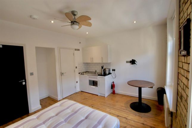 Flat 1, 172, Goswell Road, London photo 5