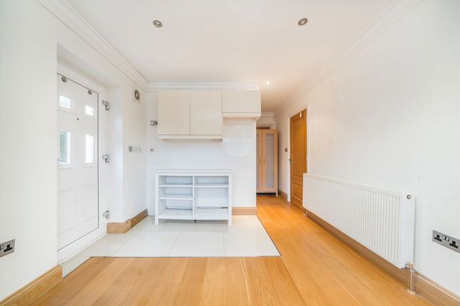 18, Sheridan Road, Watford photo 3
