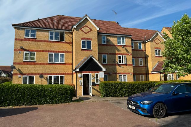 Flat for sale in Lewes Close, Grays