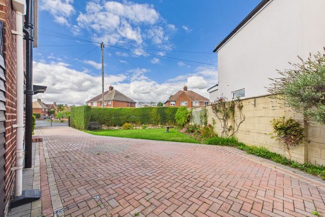 84, Springwell Gardens, Gloucester photo 4