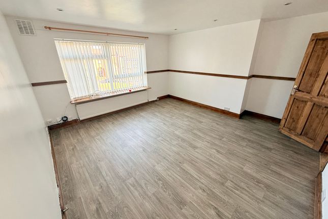 71, Highfield Crescent, KETTERING photo 2