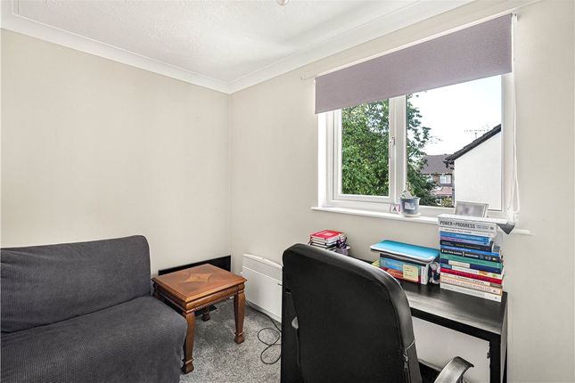 Flat for sale in Connaught Gardens, Morden