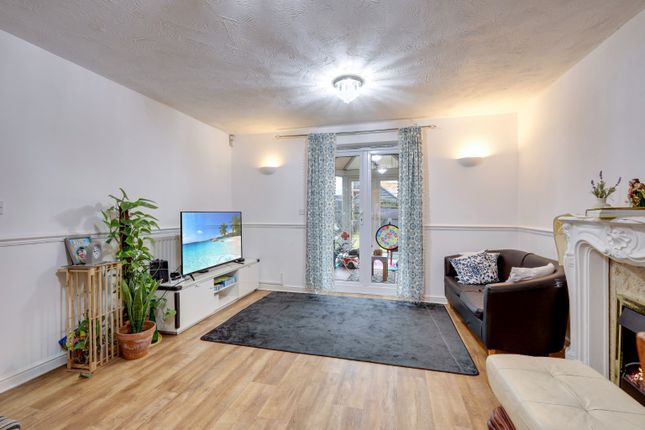 8, Magnolia Lane, Basildon photo 4