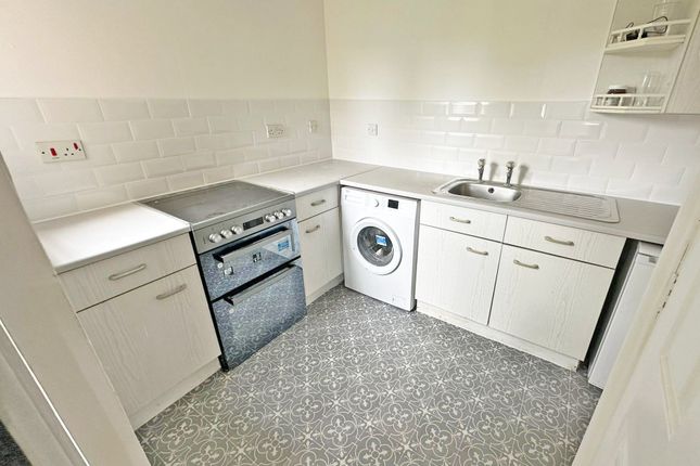 Flat to rent in Redwood Grove, Bedford