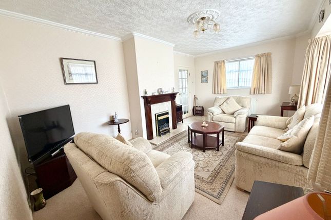 32, Frobisher Crescent, Staines-upon-Thames photo 3