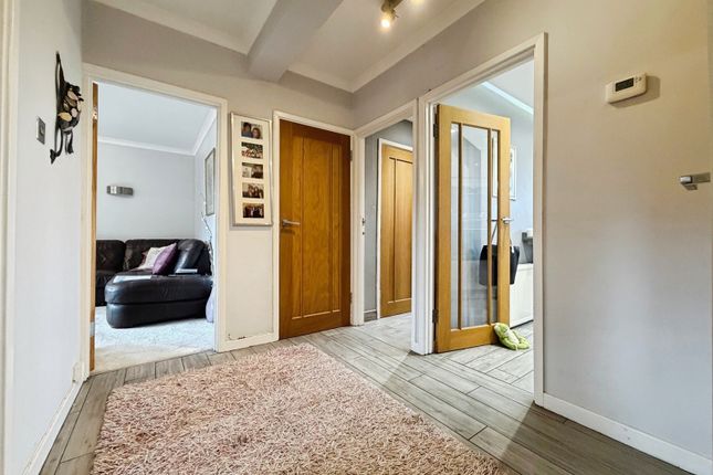 5 Barton Court,, Cambridge Road West, Hampshire photo 3