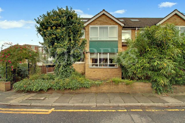 Flat for sale in Gay Close, London
