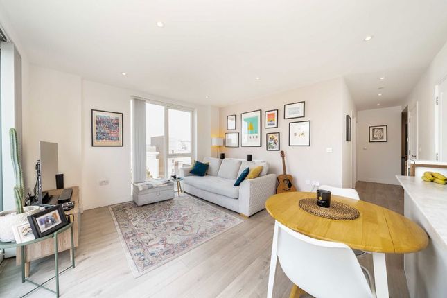 Flat 49 Holborough House, 32, Lismore Boulevard, London photo 3