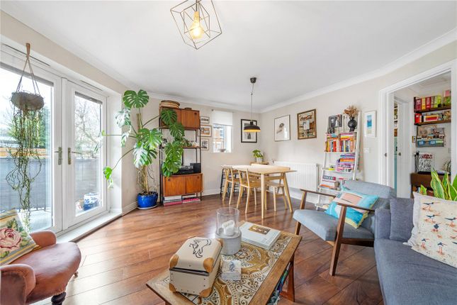 Flat for sale in Linden Grove, Peckham Rye, London