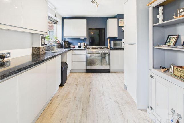 24 Whittington Road, Crawley photo 3