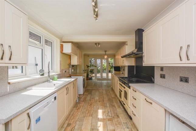 8, Oakwood Avenue, Brentwood photo 4