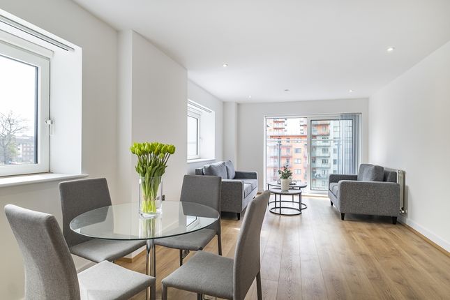 Flat to rent in Mast Quay, London