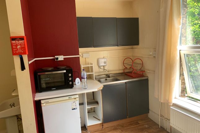 Flat 4, 3 Tierney Road, London photo 2