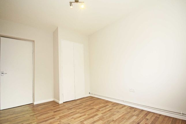 Flat to rent in Innes Gardens, London