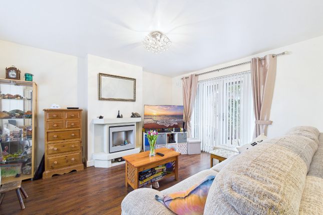 6 Garth Road, South Ockendon, Essex photo 3