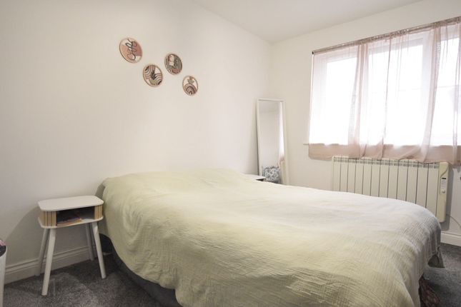 Flat 10, Tenney House Curzon Drive, Grays photo 5
