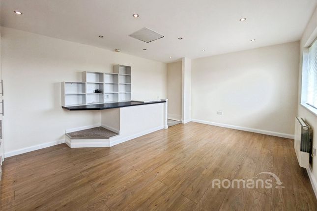 4, Fleetham Gardens, Reading photo 2