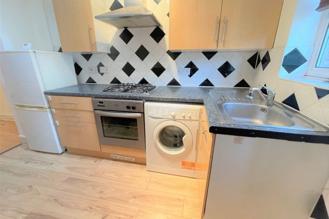Flat to rent in Mayfield Avenue, London