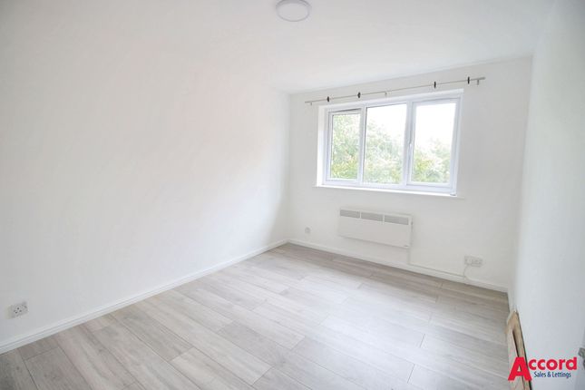 88 Millhaven Close, Romford photo 4