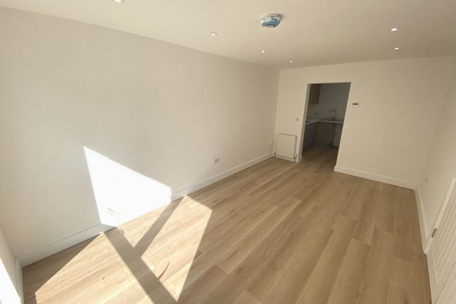 Flat 2, Bairstow Close, Borehamwood photo 3