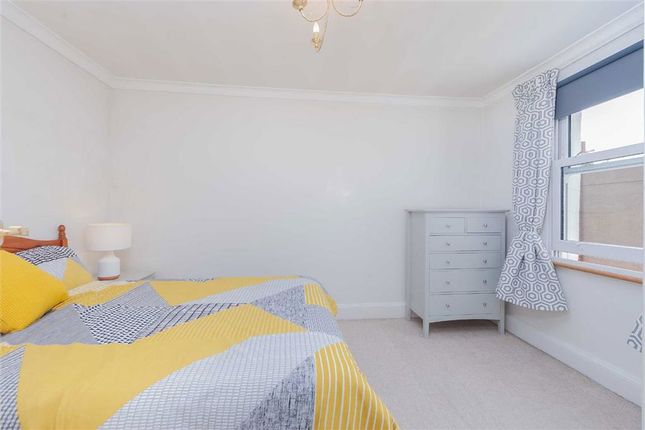Flat 6, 63, Courtfield Gardens, London photo 4