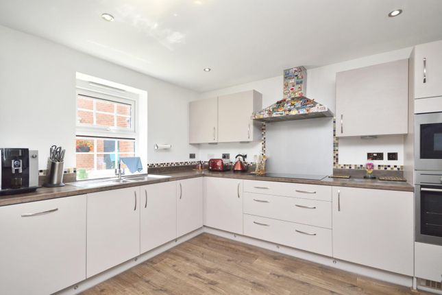 26, Fieldfare Close, Bristol photo 4
