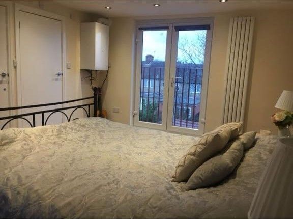 Room to rent in Eastcote Avenue, Greenford, - Room