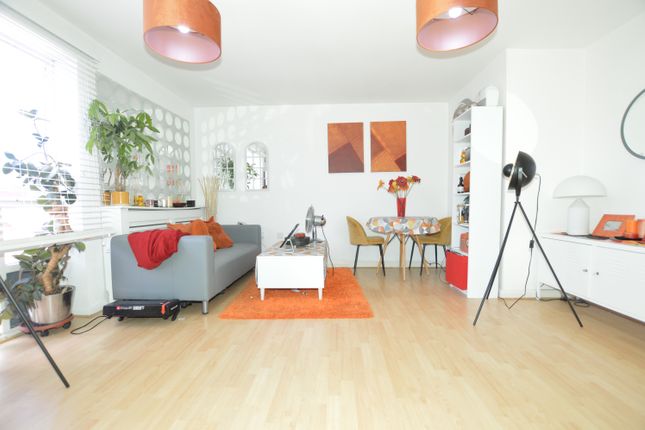 24, Albatross Close, London photo 4