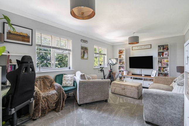 Lennox Court 1-3,Flat 4, Pelham Way, Leatherhead photo 2