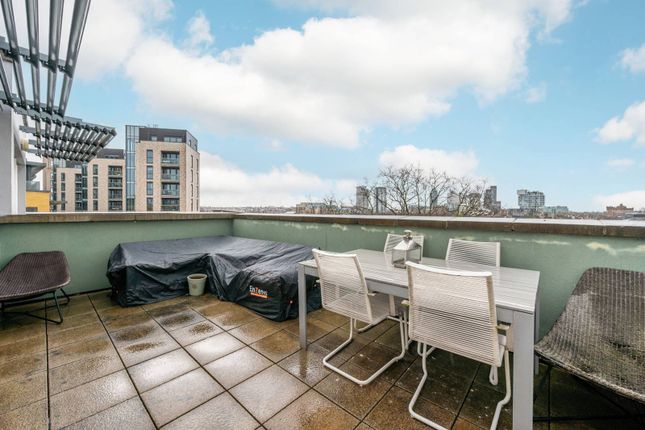 Flat for sale in Osiers Road, Wandsworth, London