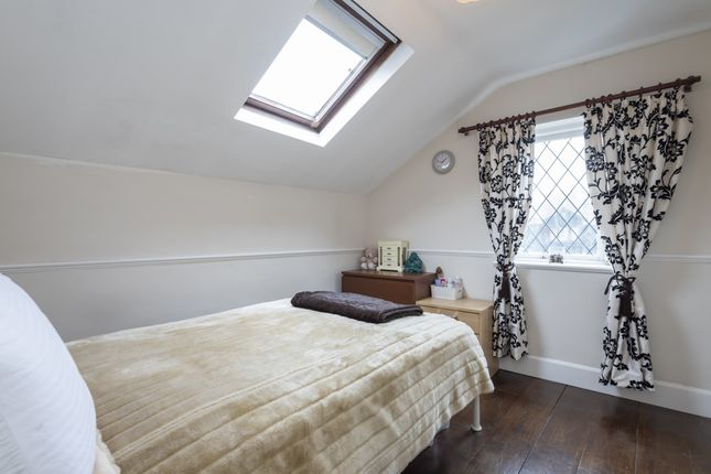 Terraced house to rent in Woodbine Place, London