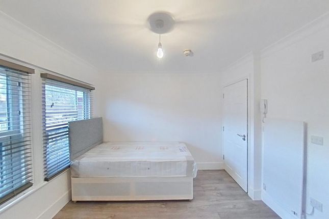 Studio to rent in The Avenue, London, West Ealing