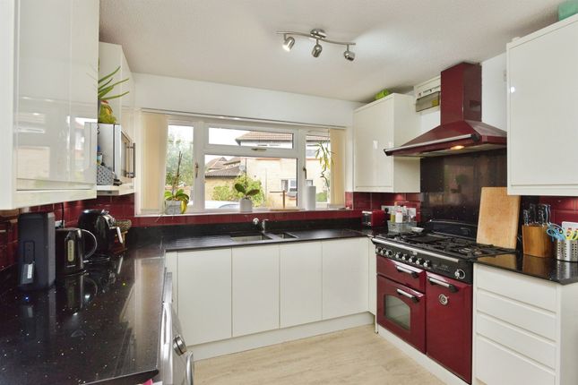 33, Selby Grove, Milton Keynes photo 2