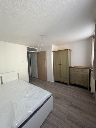 6, Kemps Drive, Saltwell Lane, London photo 4