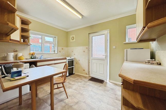 13, Lingfield Avenue, Yeovil photo 4